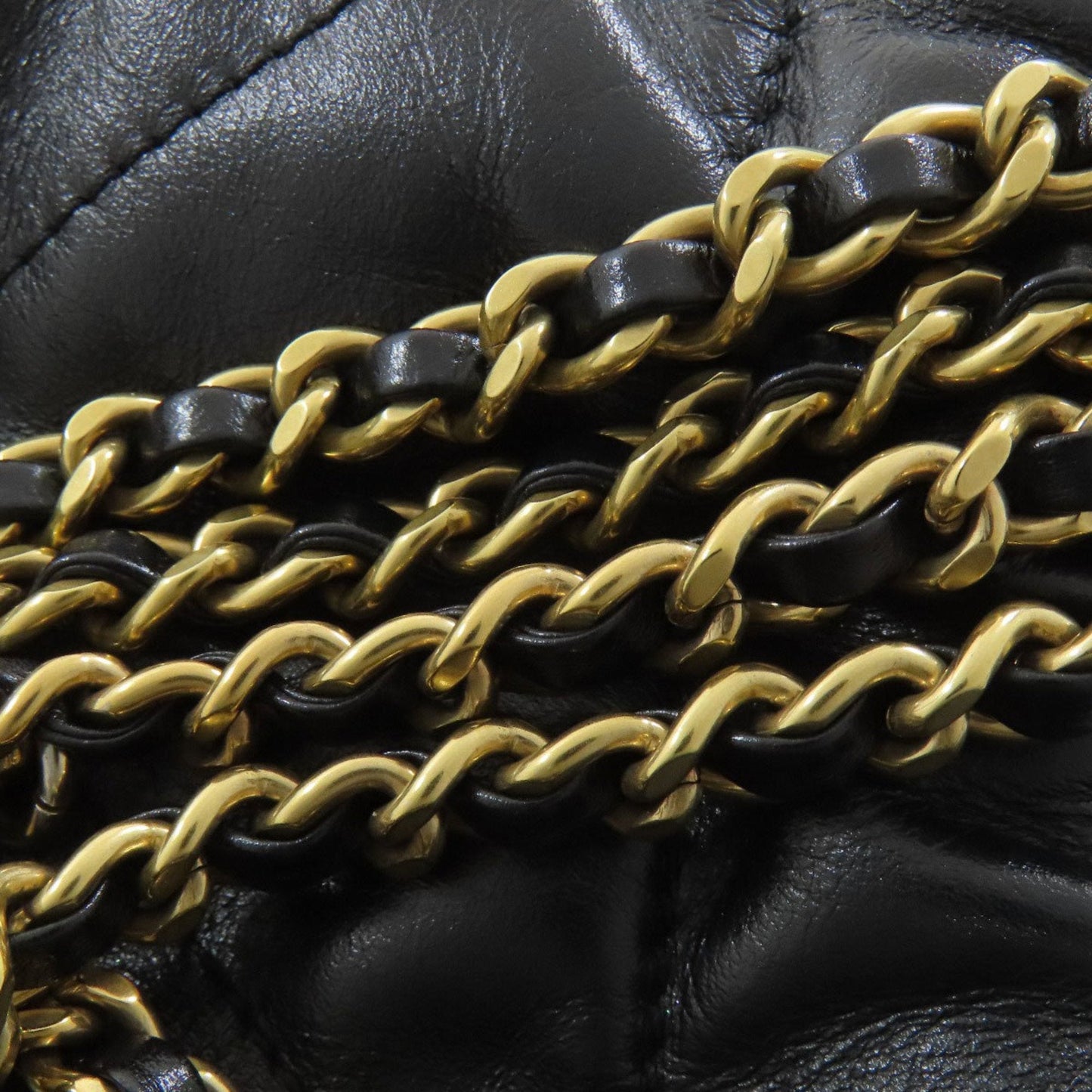 Chanel Black Leather Handbag (Pre-Owned)