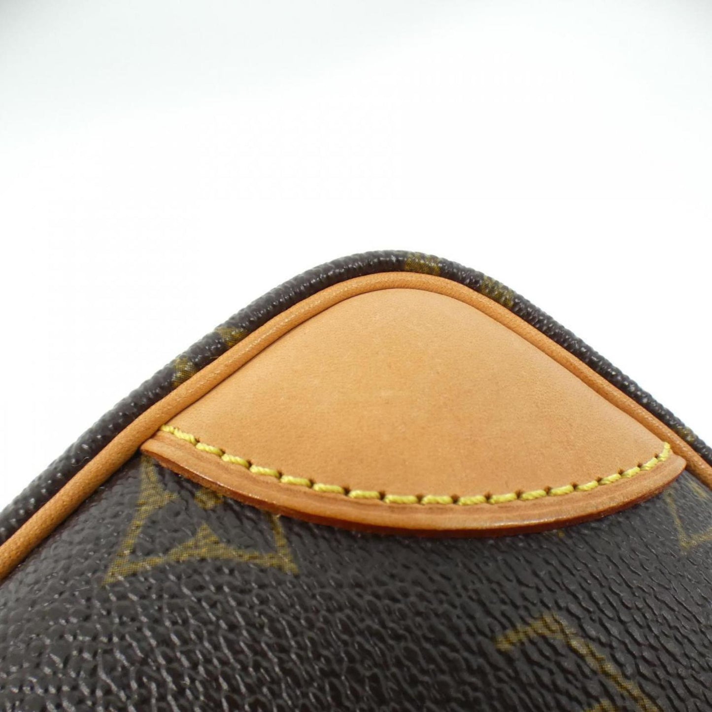 Louis Vuitton Marron Coated Canvas Shoulder Bag (Pre-Owned)