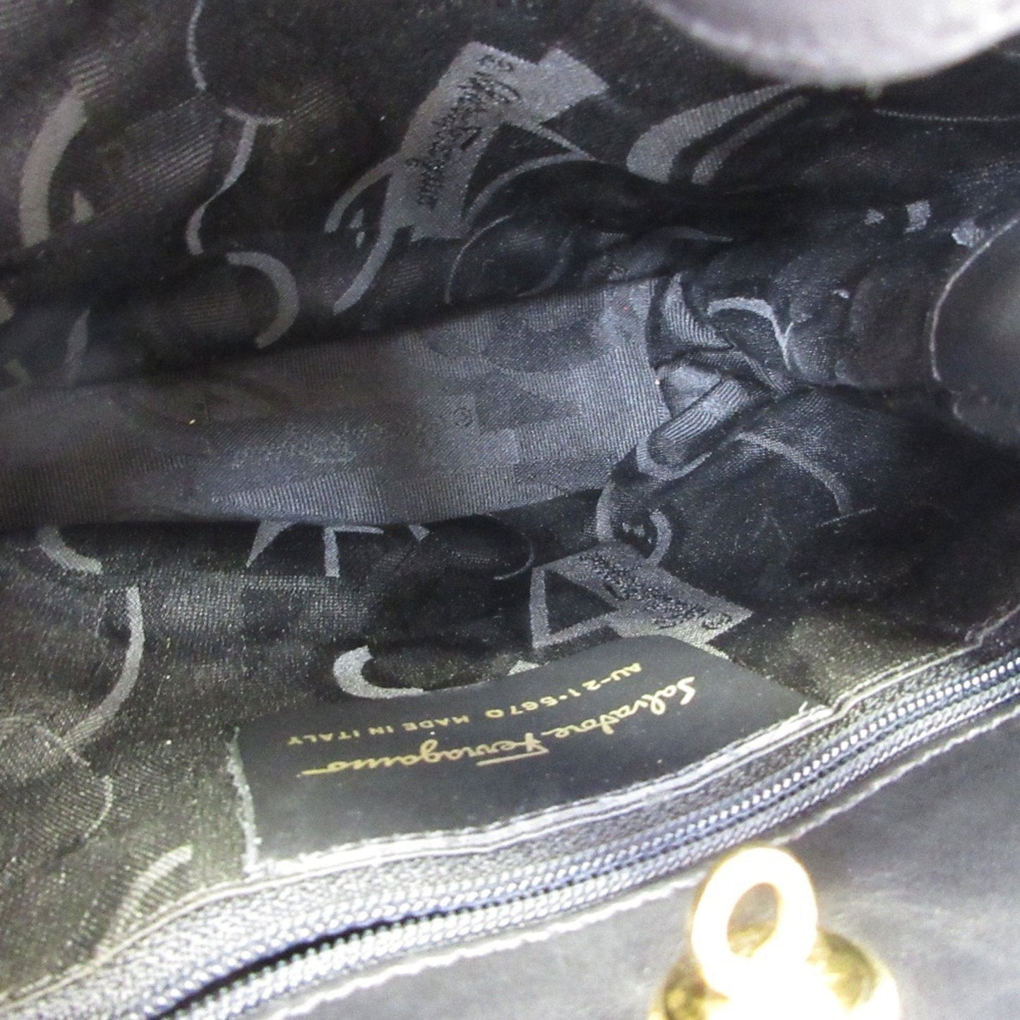 Salvatore Ferragamo Black Handbag (Pre-Owned)