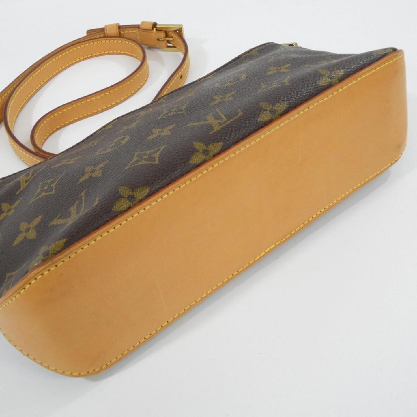 Louis Vuitton Marron Coated Canvas Shoulder Bag (Pre-Owned)