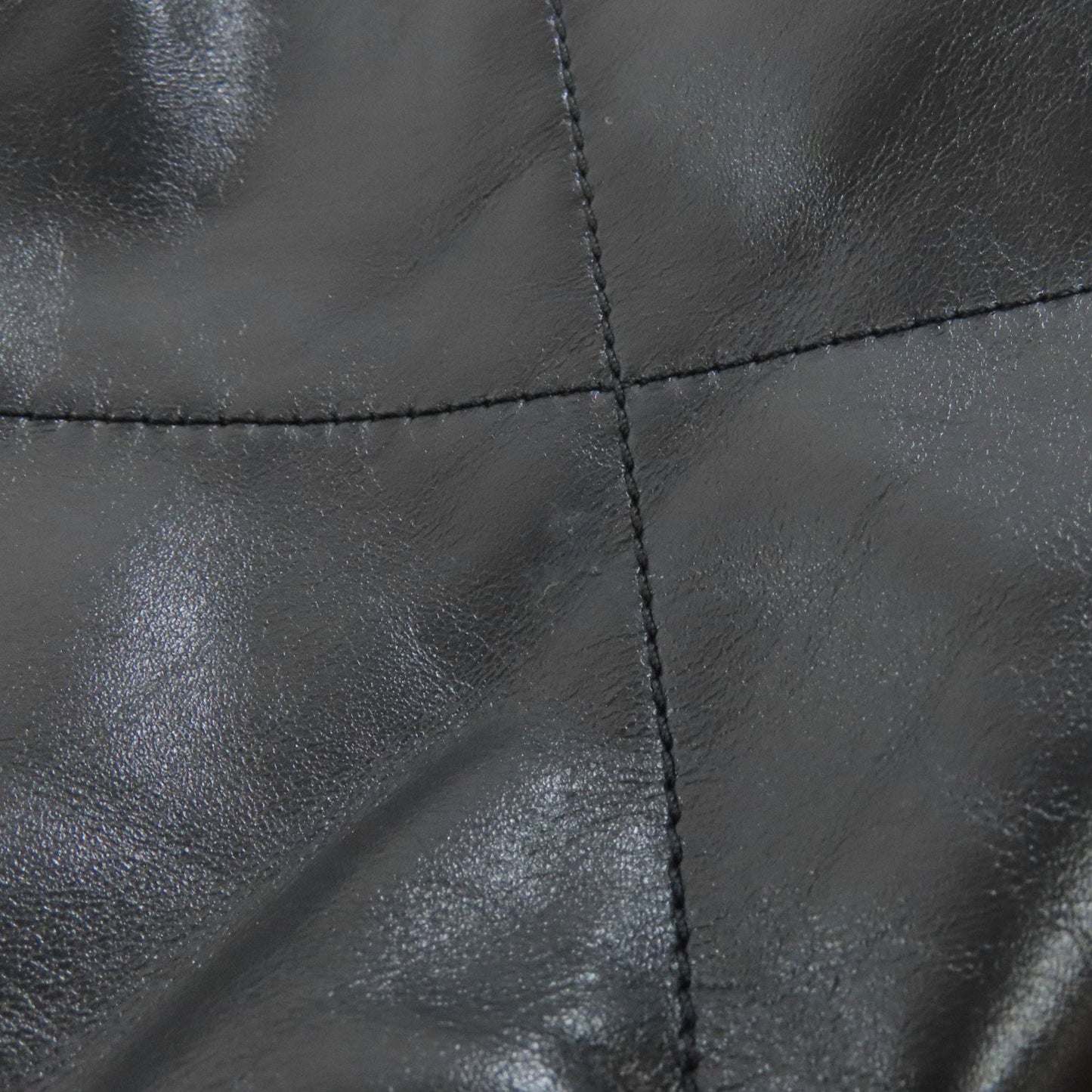 Chanel Black Leather Handbag (Pre-Owned)