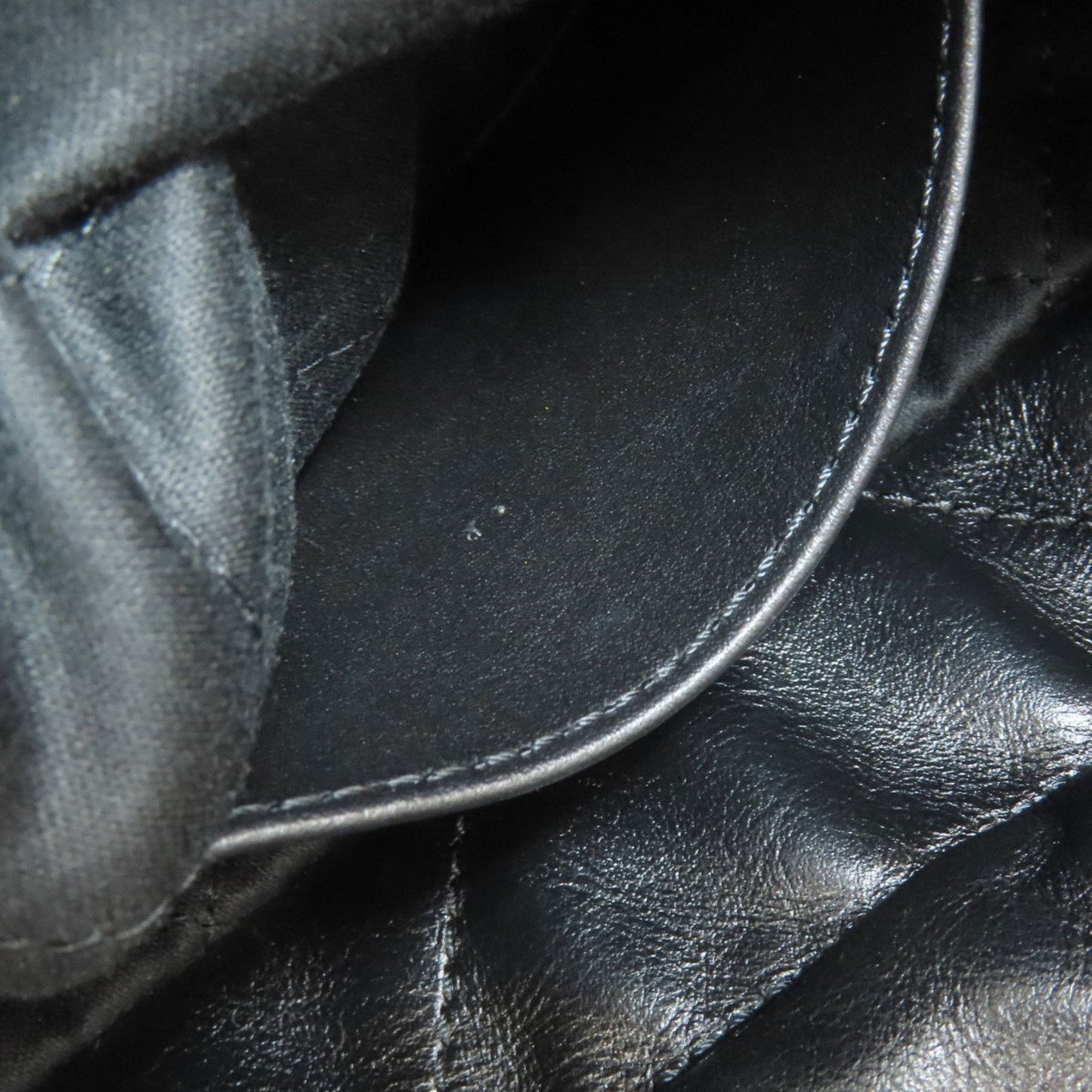 Chanel Black Leather Handbag (Pre-Owned)