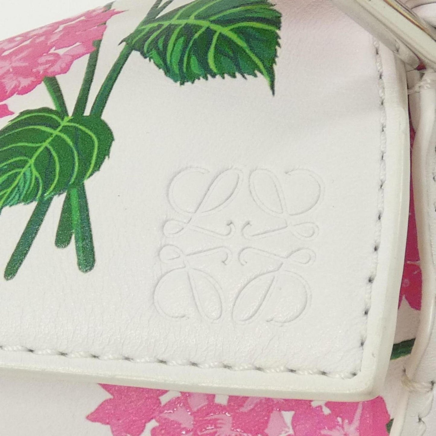 Loewe Pink White Leather Handbag (Pre-Owned)