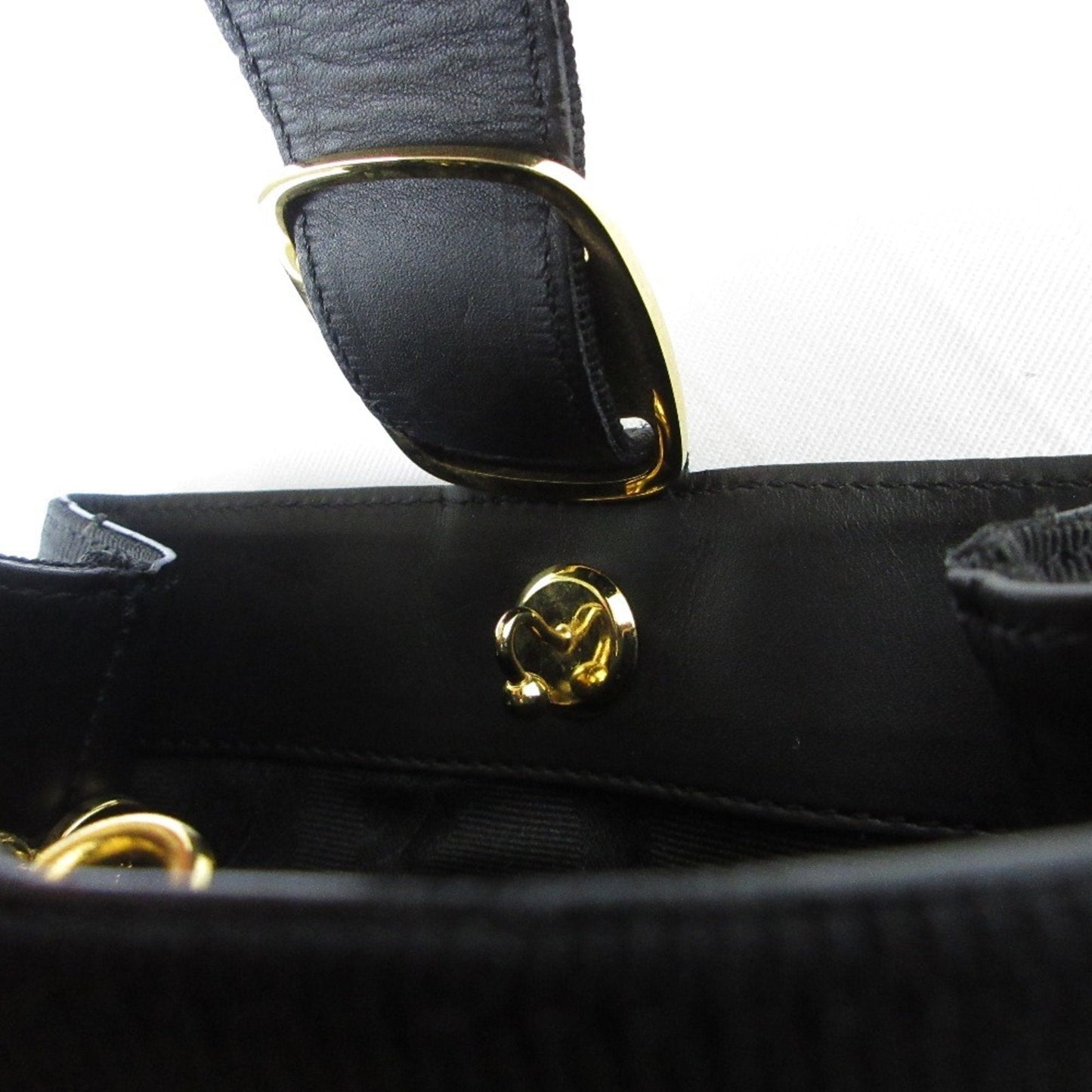 Salvatore Ferragamo Black Handbag (Pre-Owned)